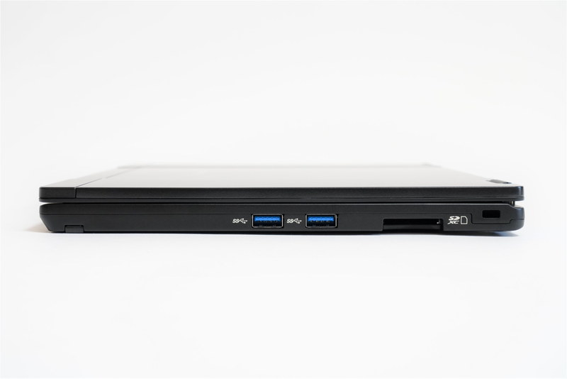 本体右側面。左からUSB 3.0×2、SDカードスロット、セキュリティスロット