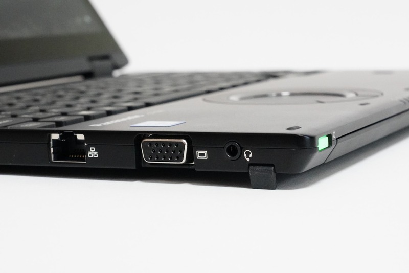 左右前側のフットラバーを開くことですき間が生まれ、大型のミニD-Sub15ピンコネクタも装着できる