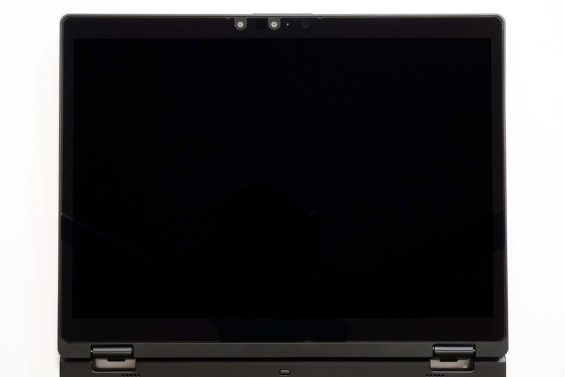 ディスプレイ面。ディスプレイ上部にはWebカメラ、顔認証センサー、アレイマイク×2が内蔵されている