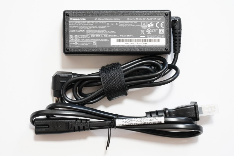 ACアダプタ「CF-AA6412A M2」の仕様は、入力100V～240V/0.9～1.6A、出力16V/4.06A、容量65W。ACアダプタのコード長は実測約100cm、電源ケーブルの長さは実測約82cm