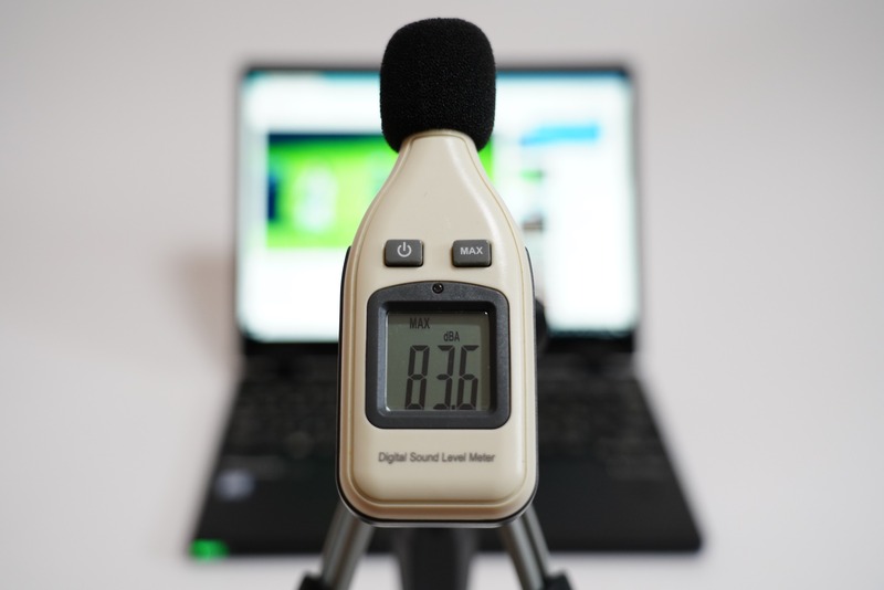 YouTubeで公開されている「前前前世(movie ver.) RADWIMPS MV」を最大ボリュームで再生したさいの音圧レベルは最大83.6dB(50cmの距離で測定)