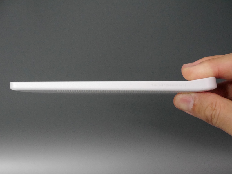 底面は平らで、グリップ部がやや持ち上がったデザイン