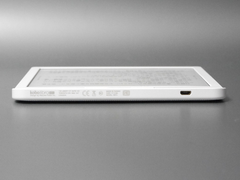 microUSBポートはグリップ部横に配置される。Kobo Formaではこの面にあった電源ボタンは背面へと移動した