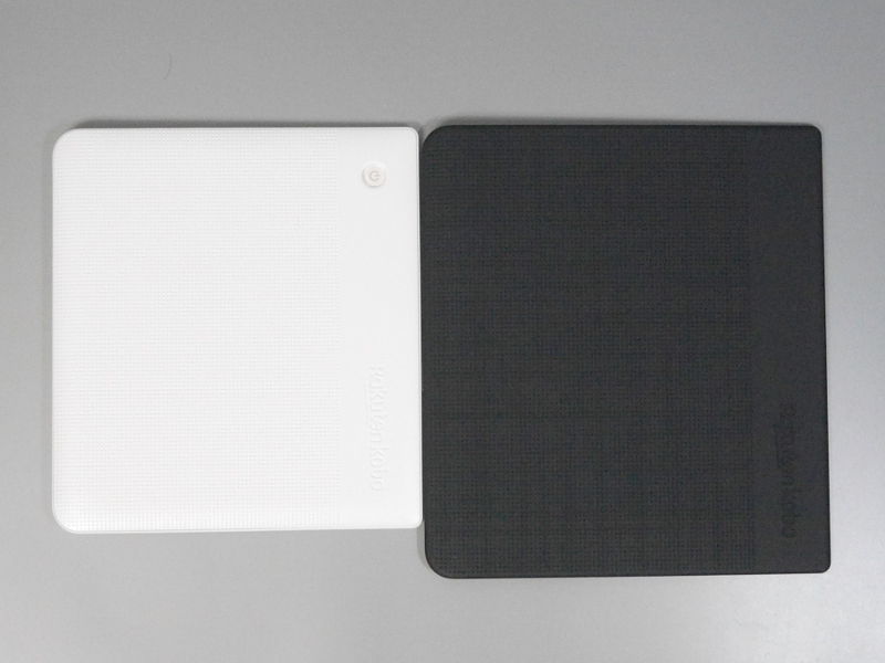 背面。左が本製品、右がKobo Forma。本製品は右上に電源ボタンを備える