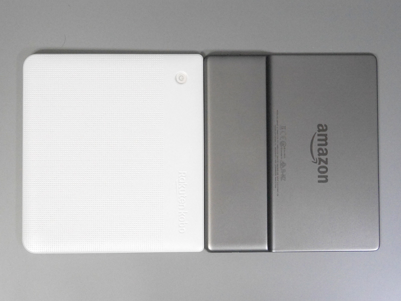 背面。左が本製品、右がKindle Oasis。Kindle Oasisはグリップ部に明確な段差がある