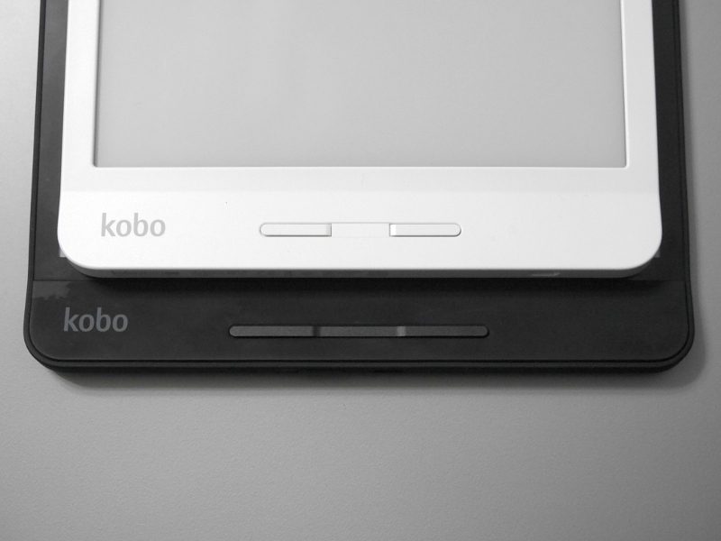 ボタン形状の比較。上が本製品、下がKobo Forma。同じ2ボタンだがKobo Formaは連結部も含めて1つの部品になっており、押す位置によって感触が異なる