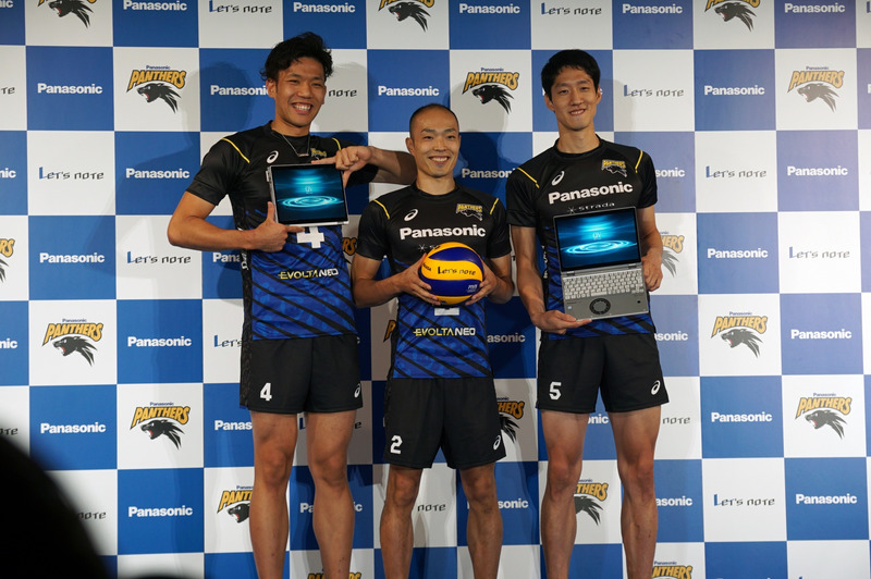 パナソニックのバレーボールチーム「パンサーズ」から大竹選手(左)、深津選手(中央)、渡部選手が登場。チームでレッツノートを使用し、選手や試合の分析に役立てているという。ちなみに身長は左から2m1cm、181cm、196cmで、長身のはずの深津選手ですら小さく見える錯覚を引き起こしていた