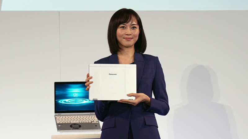 レッツノートを手に持つ女優の比嘉愛未さん