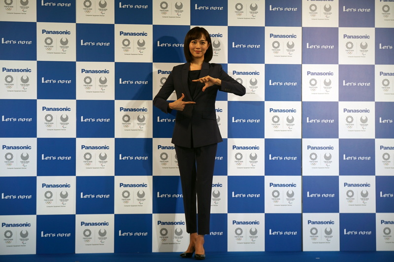 QV8のアピールポーズを取る比嘉さん