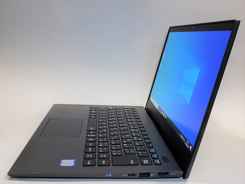 液晶ディスプレイはフルHD解像度の13.3型で視野角は広め