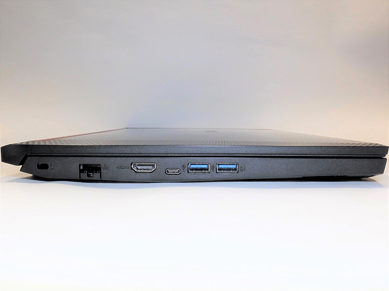 左側面にはGigabit Ethernet、HDMI出力、USB 3.1(Type-C)、USB 3.0×2を搭載。右側の端子のみ電源オフUSB充電機能を備える