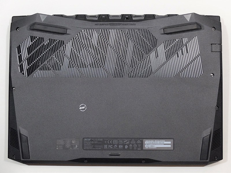 底面部。冷却用のスリットが広く取られている