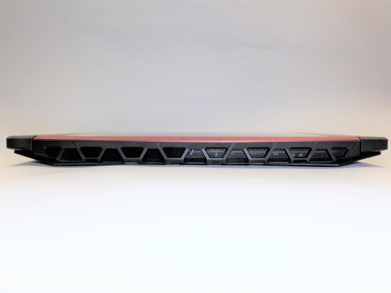 背面部。同社独自の冷却機能「Acer CoolBoost」を搭載し、内部の2基のファンで本体を冷却し、背面部から熱を排出する