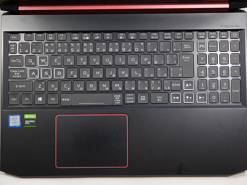 テンキー付き日本語キーボードを搭載。本製品はテンキー部が独自のレイアウトで、0キーが小さくなっており、その空いた部分に右カーソルが出っ張っている