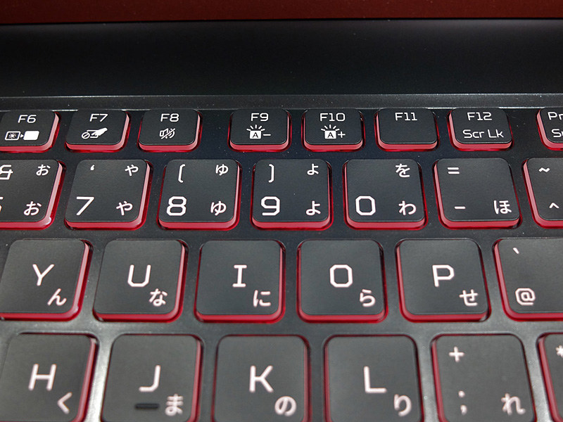 ファンクションキーのレイアウトも同社独自の作りとなっており、F9/F10にはキーボードバックライトの強弱が割り当てられている
