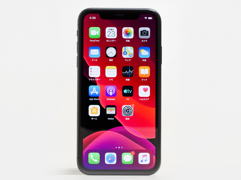 前面。上部に前面カメラやスピーカーなどがあるノッチ。フチは結構太い