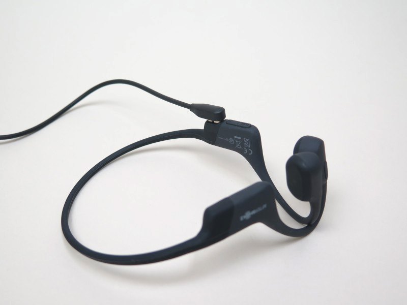 ケーブルはマグネット式