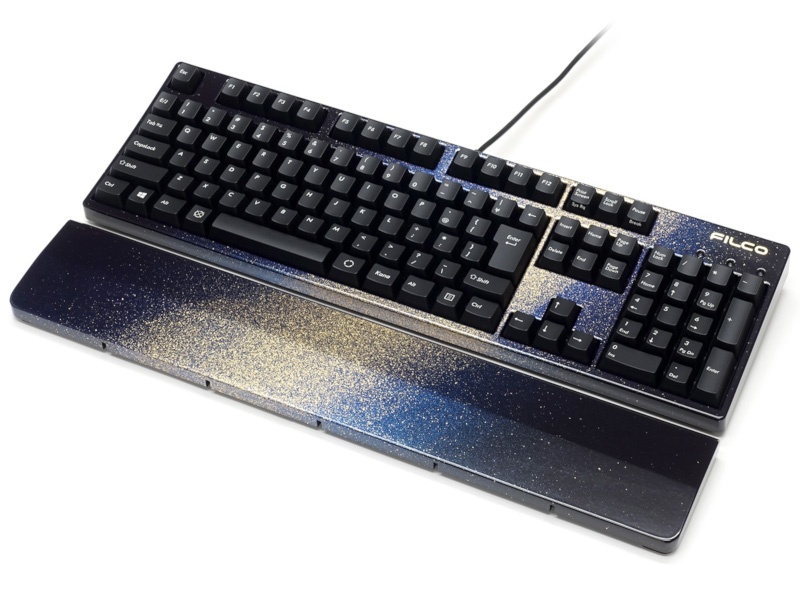 フレームと同種類の漆塗りパームレストも用意