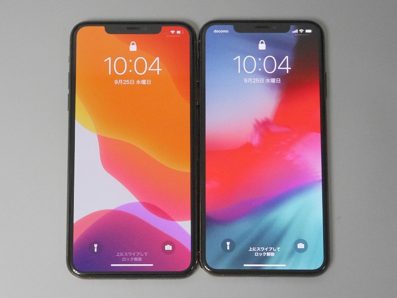 左が本製品、右がiPhone XS Max。正面からでは違いはまったく分からない
