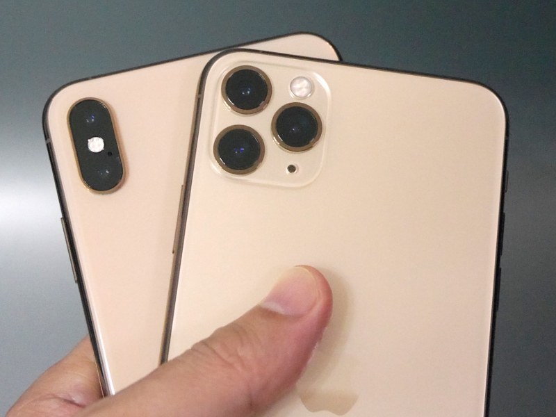 背面のカメラを見ればiPhone XS Max(後ろ)とすぐ見分けがつく