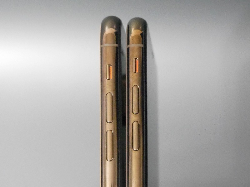 右側面。ボタン類は同じだが、間隔などが微妙に異なっていることが分かる