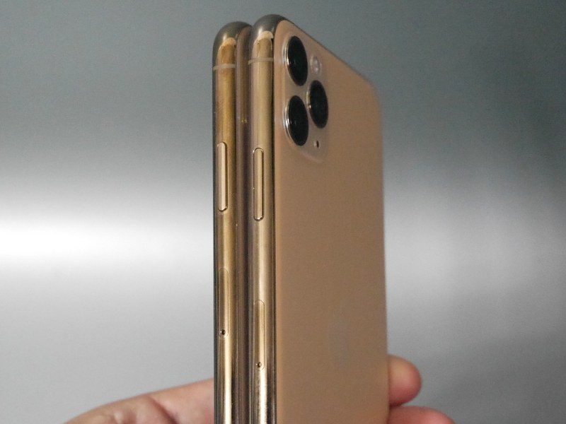 左側面も同様で、ボタンおよびSIMカードスロットの位置が微妙にずれている