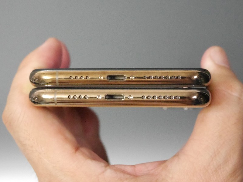 いっぽうの底面は、iPhone XS Max(上)との違いは見られない