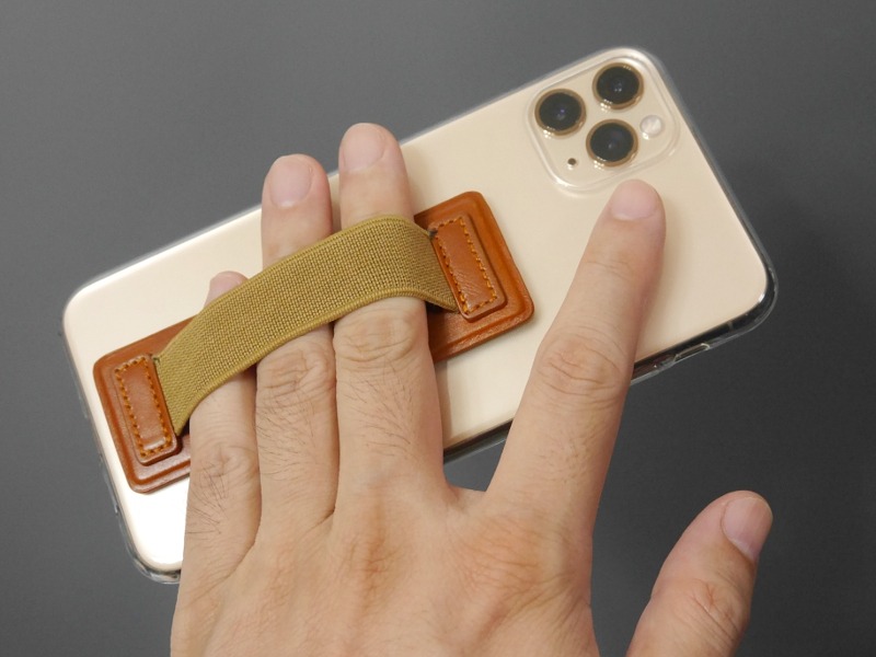 筆者はStilGutの本革ゴムバンドを、極薄のTPUケースに貼り付けて使用している。薄型かつ金属パーツがないのでワイヤレス充電も支障なく行える