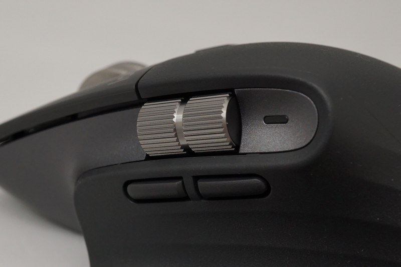 MX Masterシリーズの特徴の1つと言えるサムホイール。MX Master 3ではかなり大型化しつつ、金属の中央ホイールと同じく、ゴムは使われなくなった。回したときのヌルヌルとした引っかかりのない感触は変わらないが、大型化したので回しやすい。さらに、サムホイールが大きくなったことで、戻る/進むボタンが下に移動。2Sでは進むボタン押すときに親指を少し曲げて押す必要があったが、指を曲げずに即座に押せるようになった