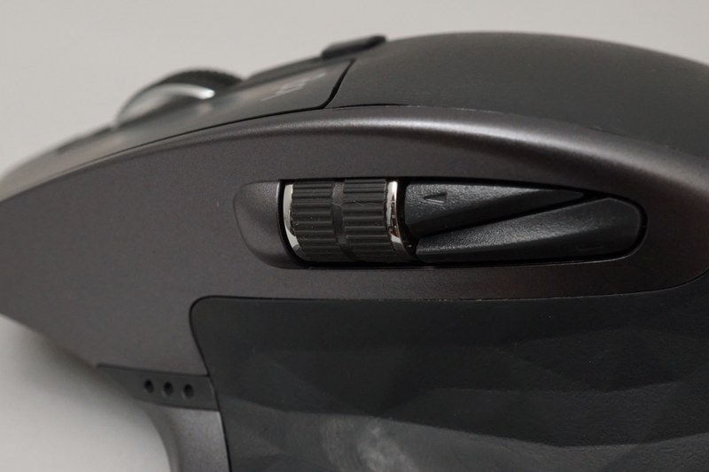 MX Masterシリーズの特徴の1つと言えるサムホイール。MX Master 3ではかなり大型化しつつ、金属の中央ホイールと同じく、ゴムは使われなくなった。回したときのヌルヌルとした引っかかりのない感触は変わらないが、大型化したので回しやすい。さらに、サムホイールが大きくなったことで、戻る/進むボタンが下に移動。2Sでは進むボタン押すときに親指を少し曲げて押す必要があったが、指を曲げずに即座に押せるようになった