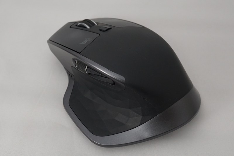 MX Master 3も2Sもウエストのくぼみはほとんど同じだ。そのため、つかんだときの感触に大きな違いを感じない