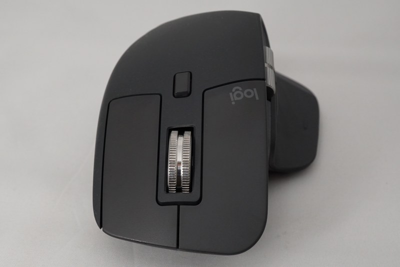 クリックボタンのデザインが大きく変わっているが、クリック感はMX Master 3のほうが軽く感じる。ただ、筆者が使用している2Sは長期運用によって経年劣化しているのでなんとも言えないところ