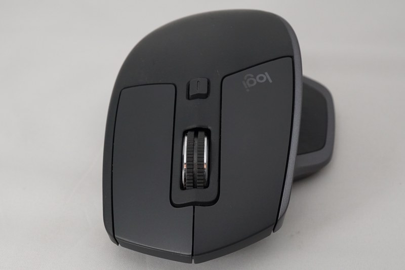 クリックボタンのデザインが大きく変わっているが、クリック感はMX Master 3のほうが軽く感じる。ただ、筆者が使用している2Sは長期運用によって経年劣化しているのでなんとも言えないところ
