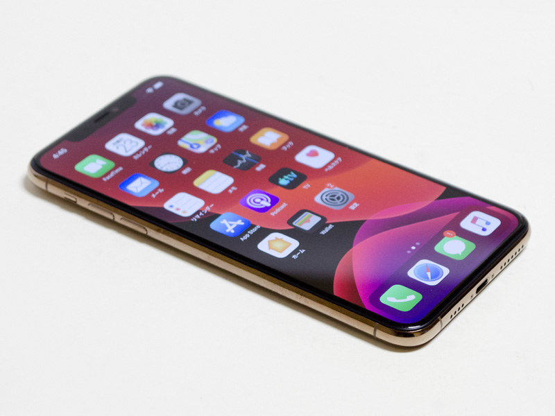 左/下側面。左側面にサウンドオン/オフボタン、音量±ボタン。下側面にLightningコネクタ、マイク、スピーカー