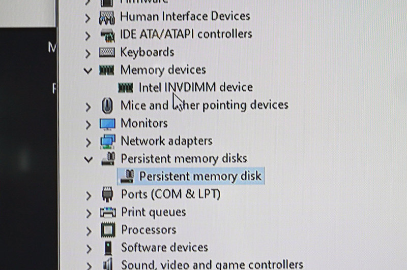 PCワークステーションで動作しているOptane DC Persistent Memory。Windowsのデバイスマネージャからはストレージとしてもメモリとしても見えている
