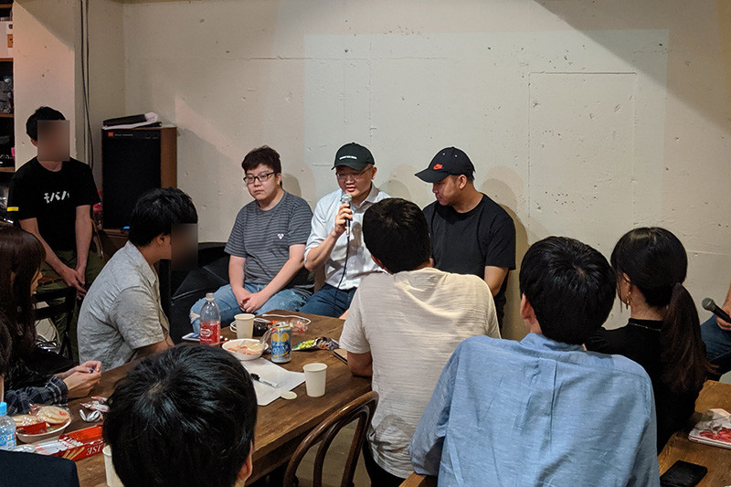 モバパオフ会にて、日本のプレイヤーと意見交換を行なうDragonestのAuto Chess担当者。中央でマイクを握るのがCEOのLoring Lee氏