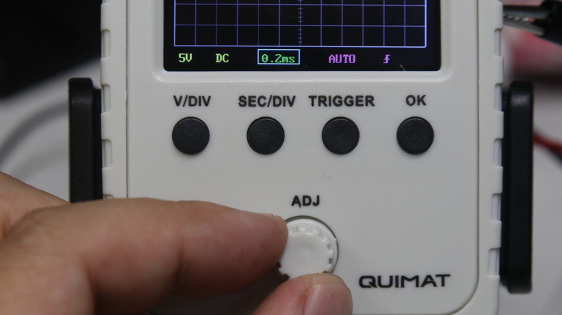 1s(1秒)以上はあまり使わない。とくに500sなどは、乾電池でミニ四駆などを走らせて、どのように電圧が下がっていくか?などを調べる場合に使う程度。オシロスコープというより、データロガー的な使い方がメイン