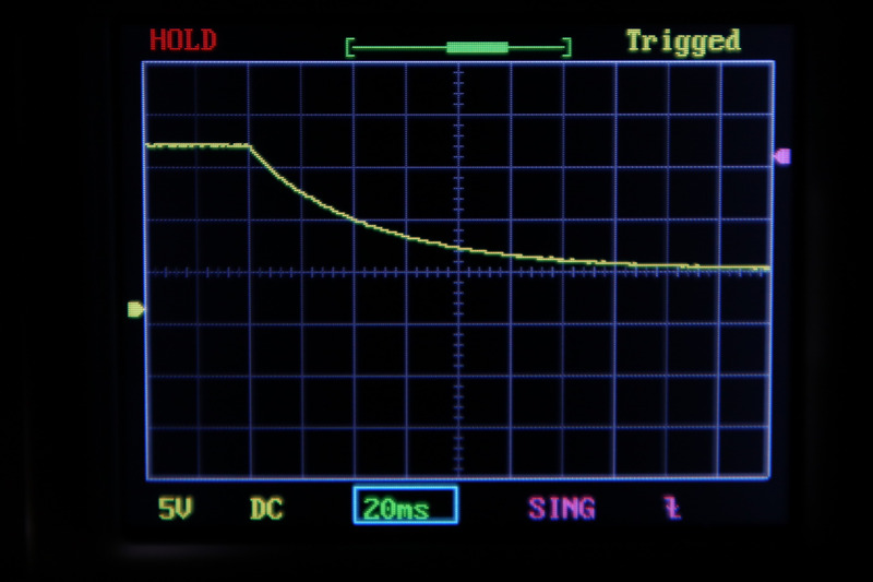 NORMで↓(立ち下がり)、閾値を0Vに指定してテスト信号を見てみると、立ち下がりの瞬間が画面中央に表示されて固定される(キャプチャは続行)