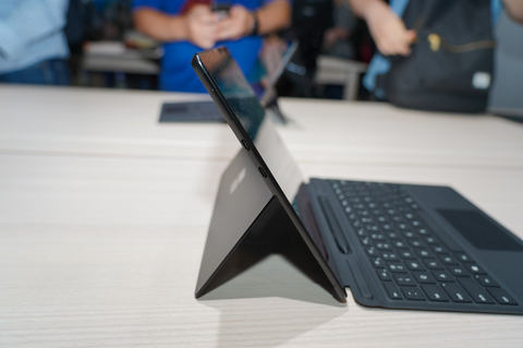 SnapdragonのDNAを引き継いだ「SQ1」を搭載した「Surface Pro X