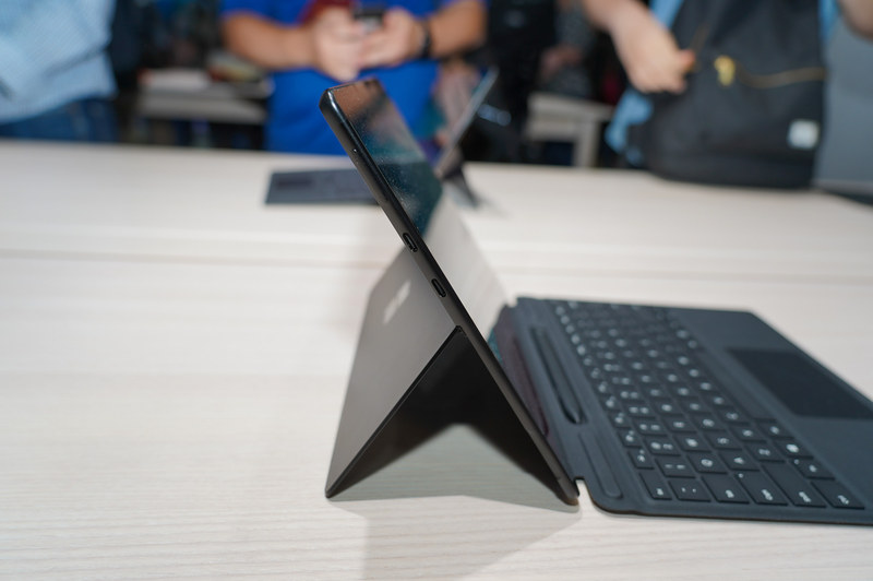 本体の左側面、USB Type-Cが2つ