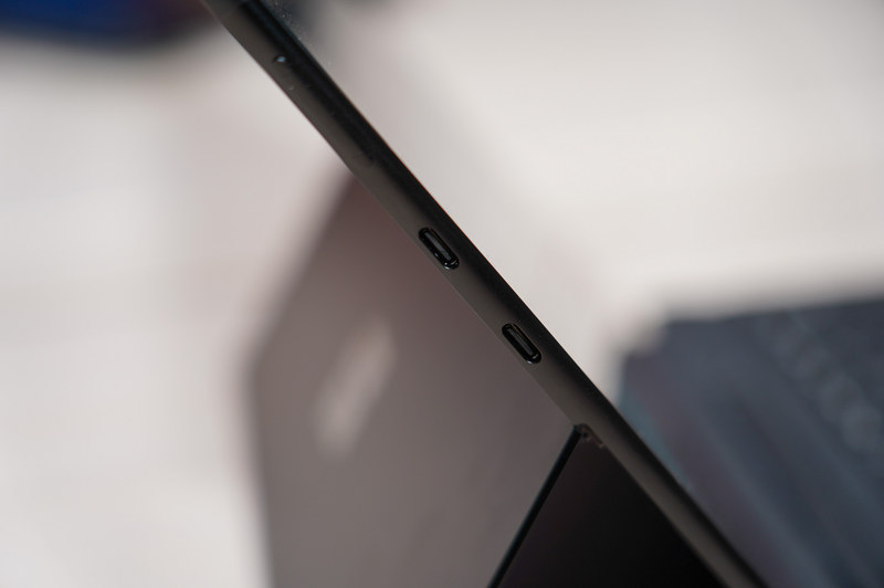 本体の左側面、USB Type-Cが2つ