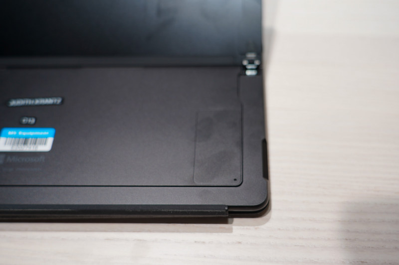 キックスタンドに隠れているSIMカードスロットストレージ