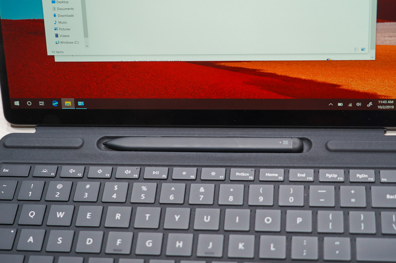 キーボードを手前に引き出すと、ペンが出てくる