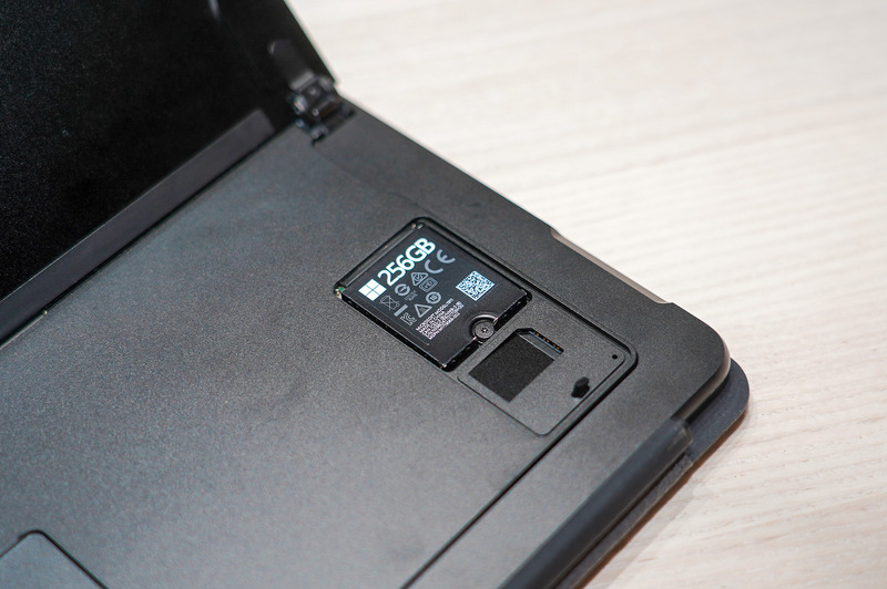 ストレージは蓋を外した部分にある、SIMカードスロットの上なのでユーザーもアクセスできる