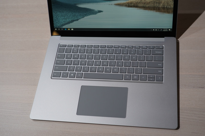 Surface Laptop 3 15型AMD版のポート類。右側にSurface Connect端子、左側にUSB Type-A端子とUSB Type-C端子