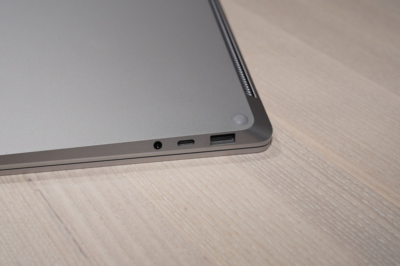 Surface Laptop 3の13.5型も端子の位置などは同じ