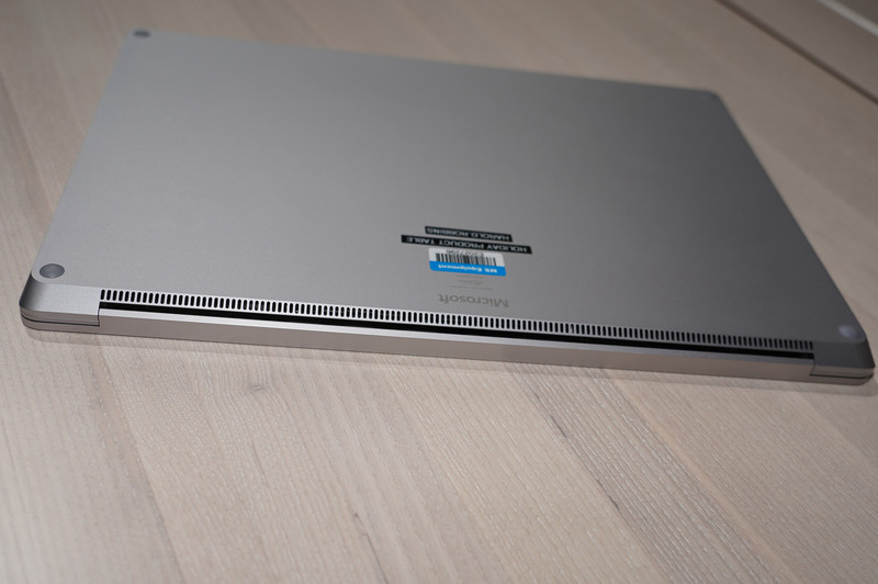 背面の吸気口ないしは排気口