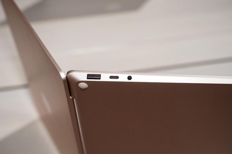 Surface Laptop 3の13.5型も端子の位置などは同じ