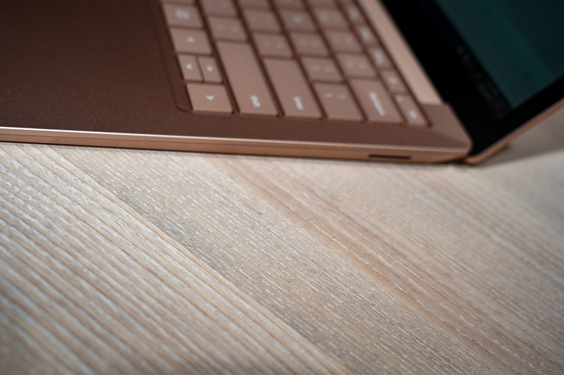 Surface Laptop 3の13.5型も端子の位置などは同じ