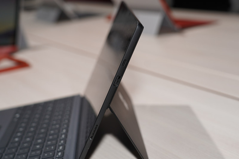 本体の右側面、USB-A、USB-C、Surface Connectが用意されている